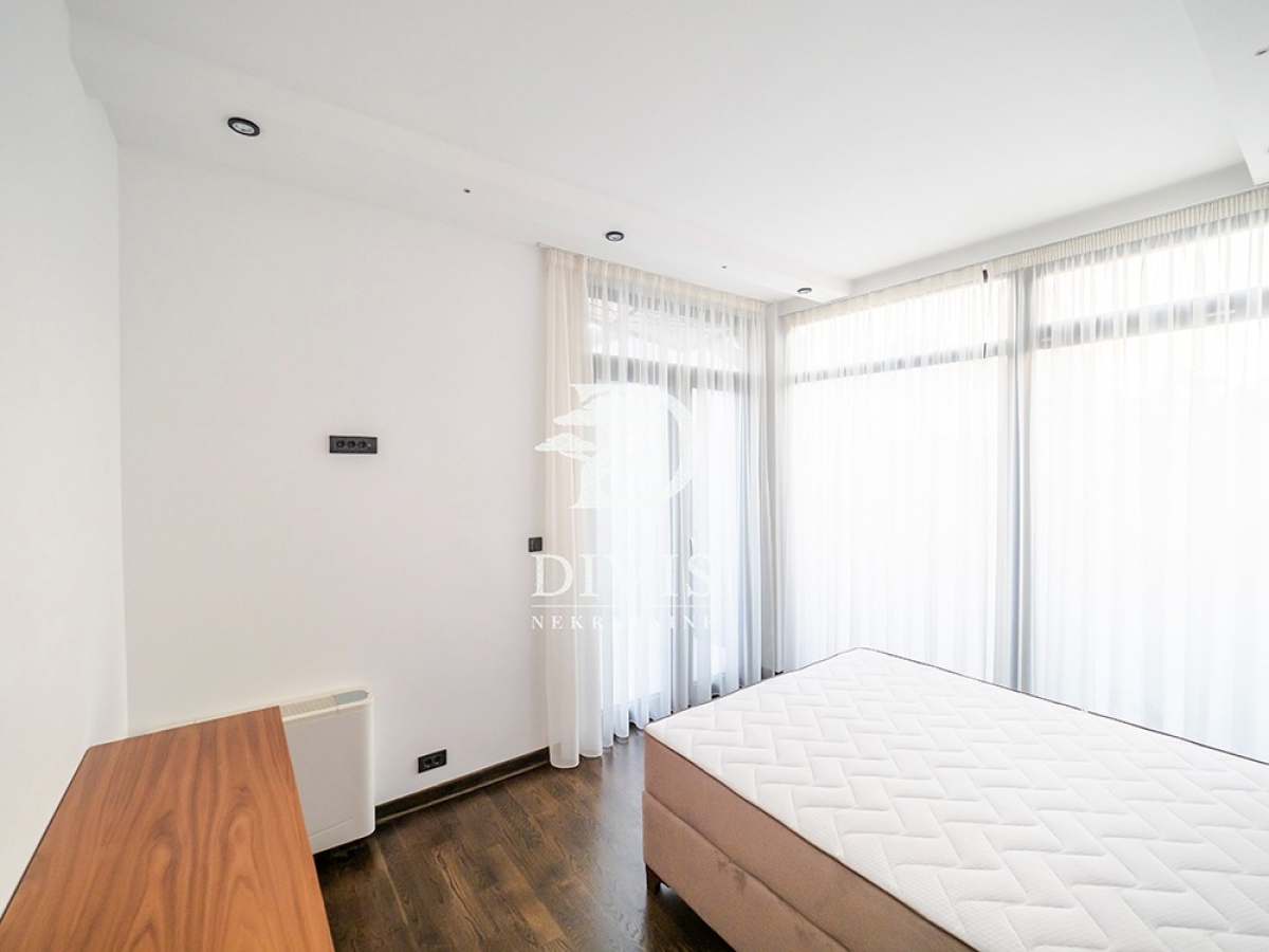 Prodajemo nov, namešten, 3. 0 stan na Senjaku, 84m2, garaža