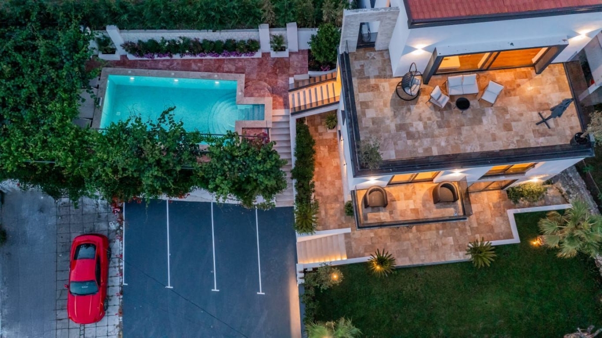 Luksuzna vila od 300 m² sa bazenom i panoramskim pogledom na more na prodaju – Markovići, Budva