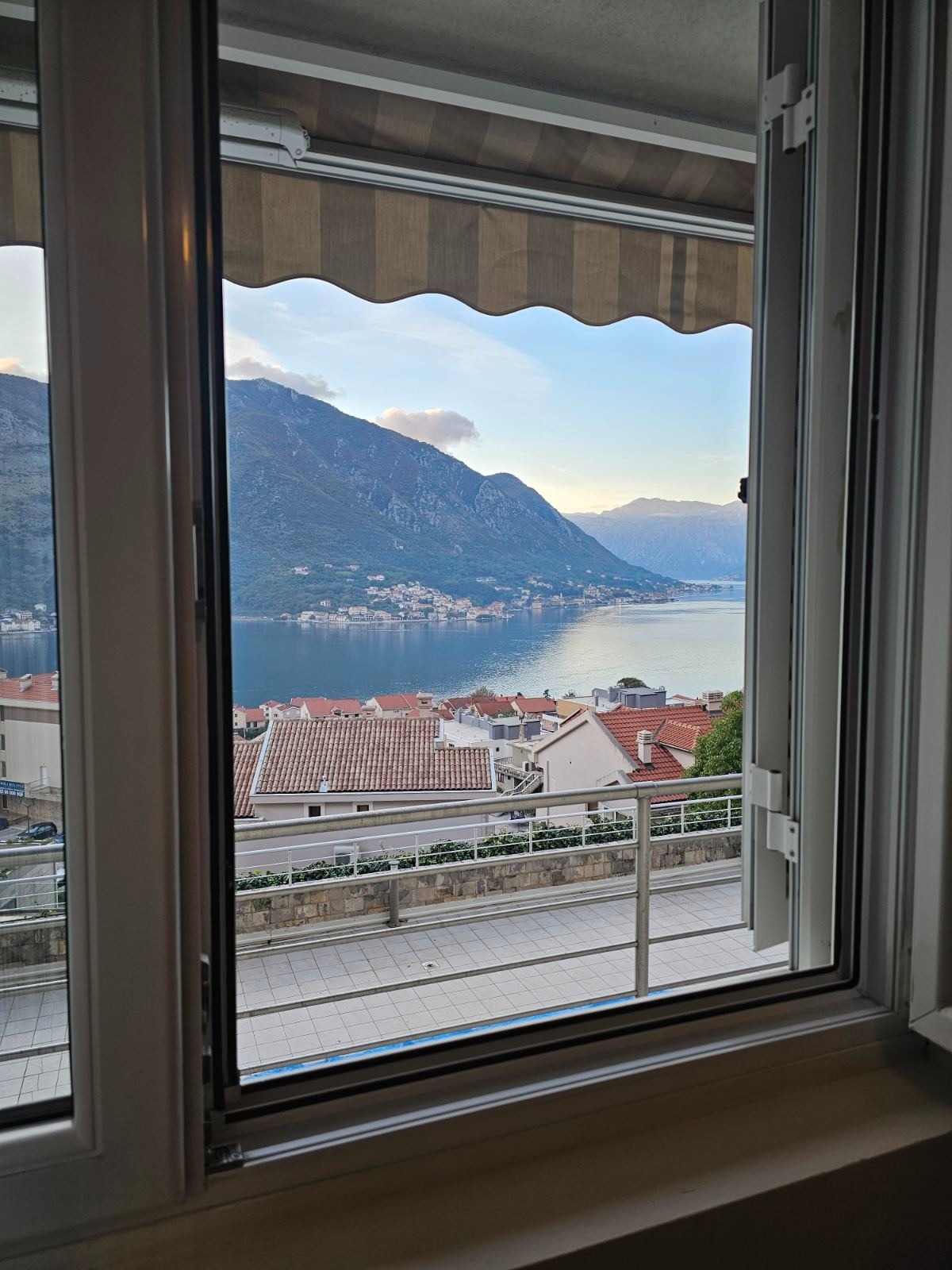 2-bedroom apartment 69 m² with sea view, building with pool — Dobrota, Kotor 5