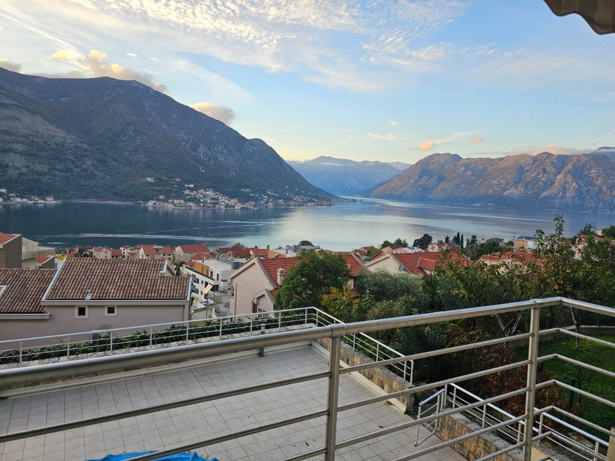 2-bedroom apartment 69 m² with sea view, building with pool — Dobrota, Kotor 10