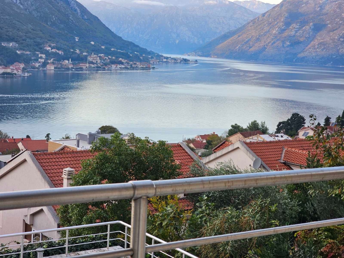 2-bedroom apartment 69 m² with sea view, building with pool — Dobrota, Kotor 2