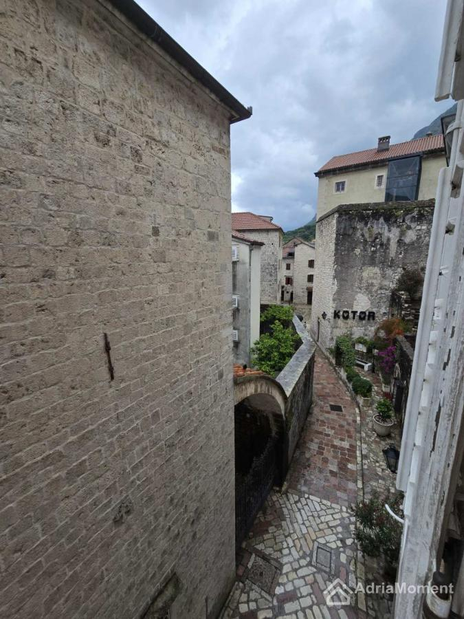 3-bedroom apartment 72 m² on the square by St Tryphon Cathedral — Kotor Old Town 8