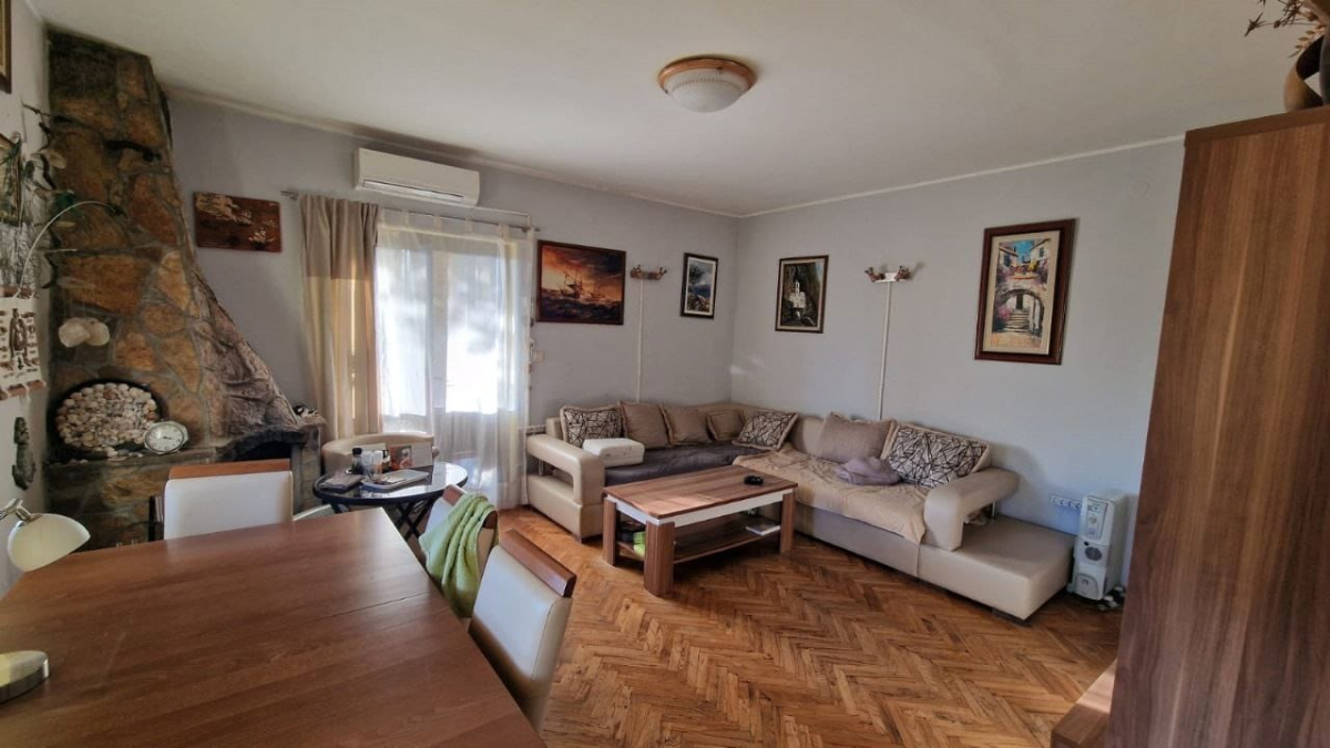 House with great location and mountain river view 4