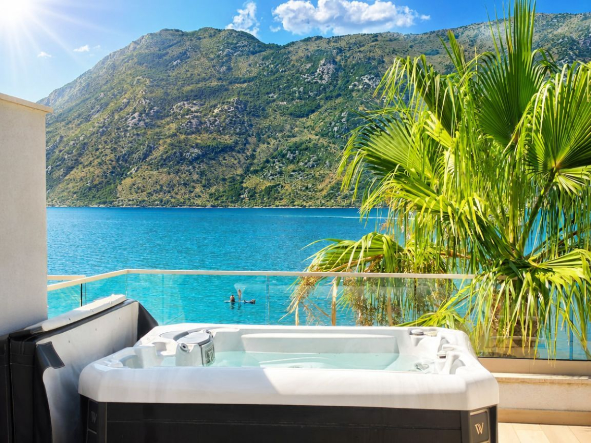 Luxury 109 m² villa on the first line in a prestigious sea-front complex — Stoliv, Kotor 3