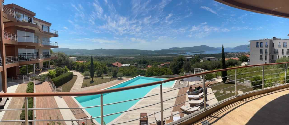 Geräumige möblierte 2-Schlafzimmer-Wohnung 119 m² mit Meerblick, Poolzugang — Kavač, Kotor 3