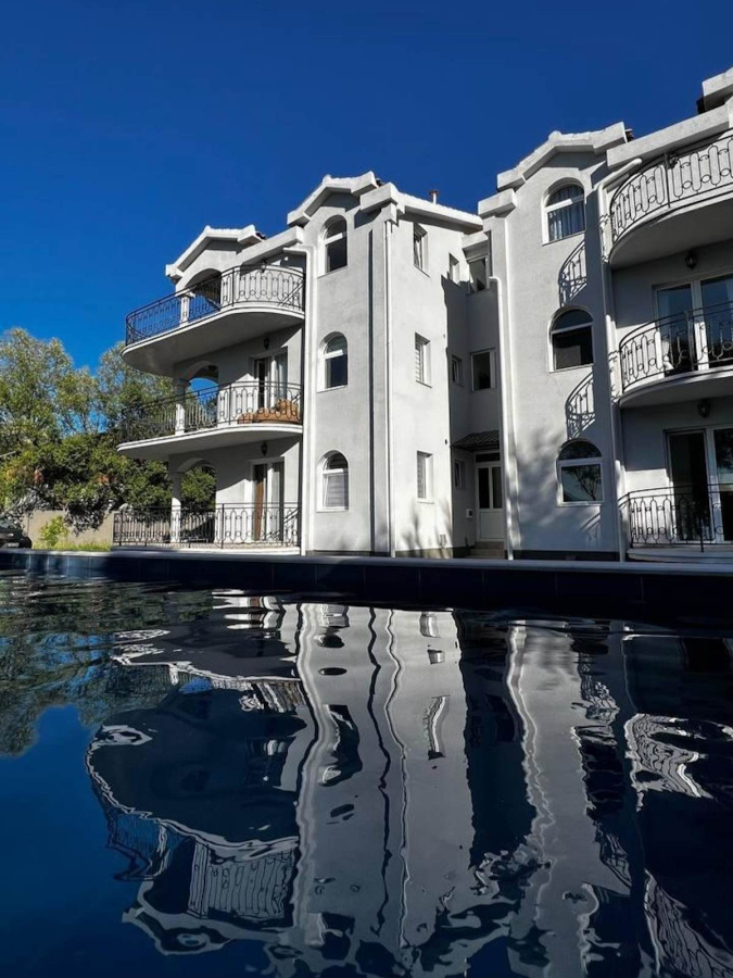 Geräumige möblierte 2-Schlafzimmer-Wohnung 79 m² mit Pool, geschlossene Anlage — Lastva Grbaljska, Kotor