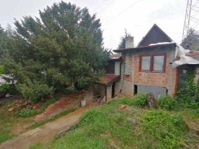 Kuća, plac 831m2, izlaz na dve ulice - Čardak