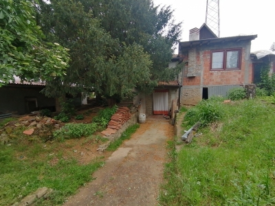 Kuća, plac 831m2, izlaz na dve ulice - Čardak