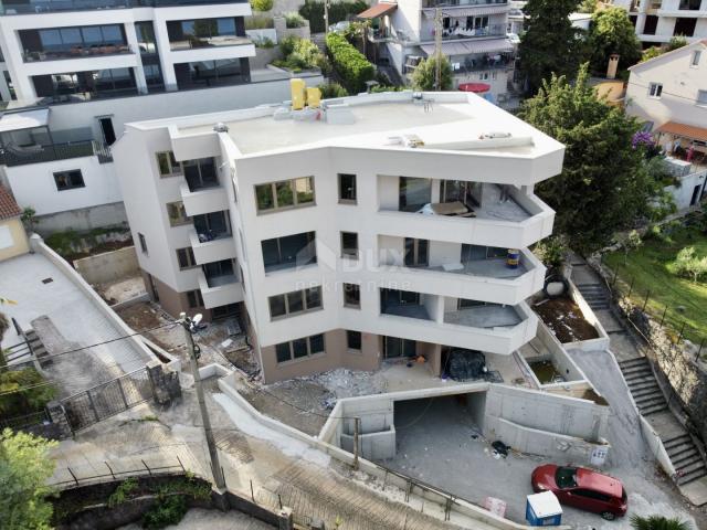 OPATIJA, CENTAR – luksuzan penthouse u centru Opatije, privatna pozicija i krovni bazen, samo 200m o