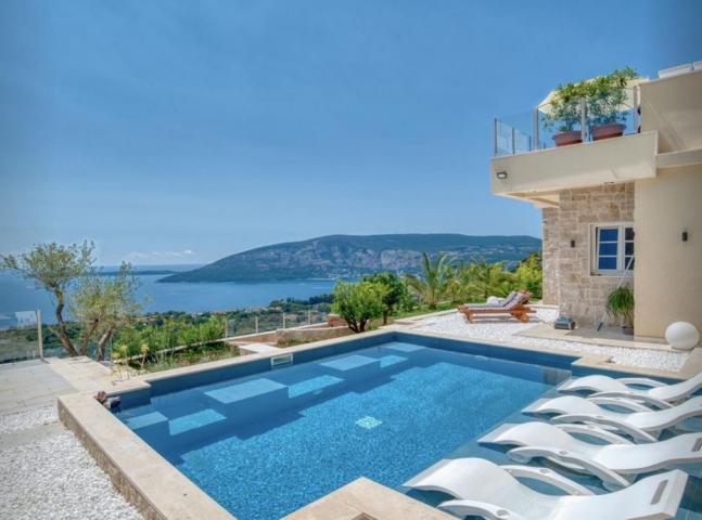 Luxurious 4-Bedroom Villa with Panoramic Terrace in Herceg Novi, Podi