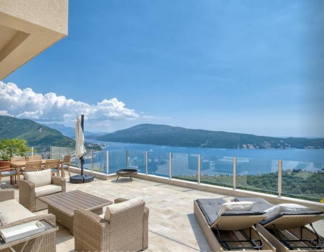 Luxurious 4-Bedroom Villa with Panoramic Terrace in Herceg Novi, Podi