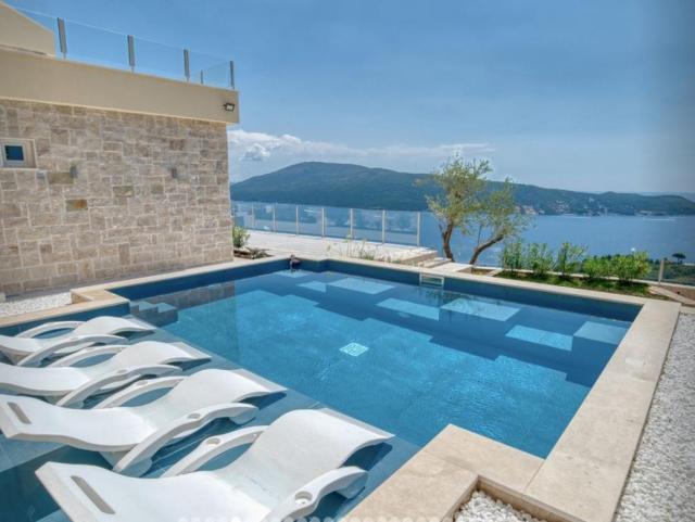 Luxurious 4-Bedroom Villa with Panoramic Terrace in Herceg Novi, Podi