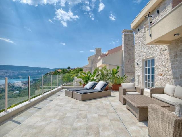 Luxurious 4-Bedroom Villa with Panoramic Terrace in Herceg Novi, Podi