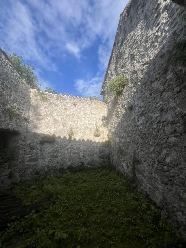 ISTRA, LANIŠĆE - Impozantne ruševine na idiličnoj lokaciji