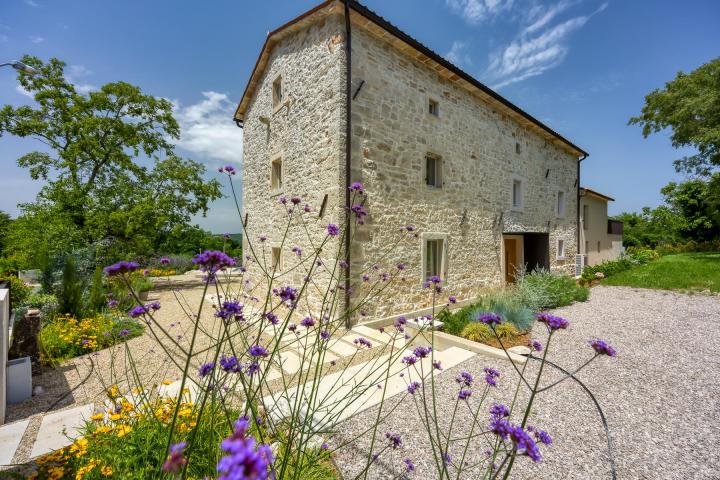 Labin, Šumber, unikatna samostojeća villa  na velikoj okućnici s pogledom 