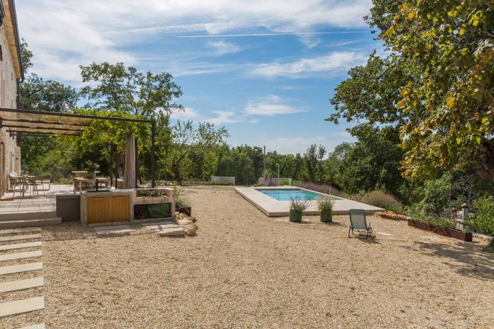 Labin, Šumber, unikatna samostojeća villa  na velikoj okućnici s pogledom 