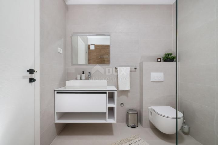 PRIVLAKA, ZADAR - Izvanredna prilika! Penthouse u 1. redu do mora