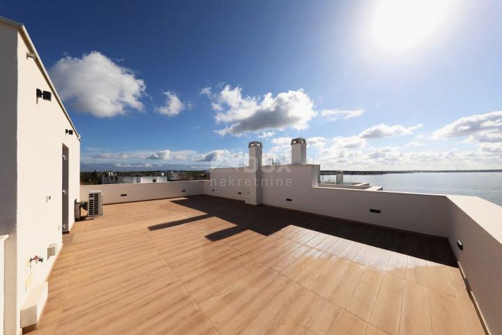 PRIVLAKA, ZADAR - Izvanredna prilika! Penthouse u 1. redu do mora