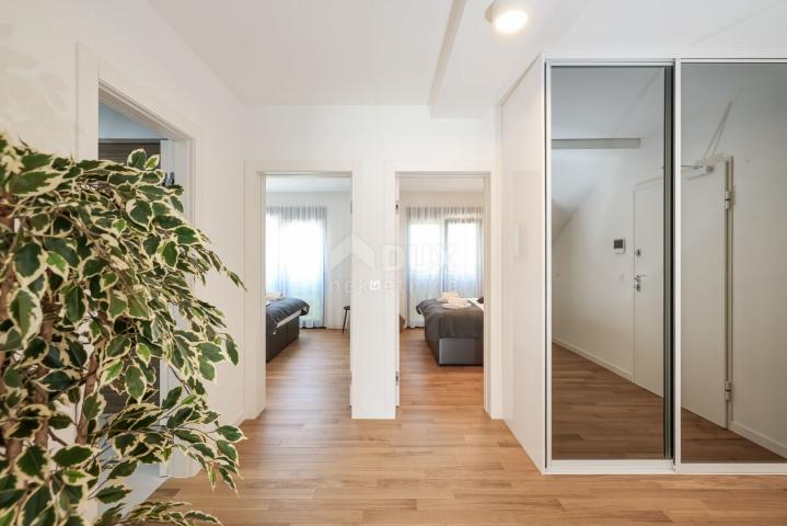 PRIVLAKA, ZADAR - Izvanredna prilika! Penthouse u 1. redu do mora