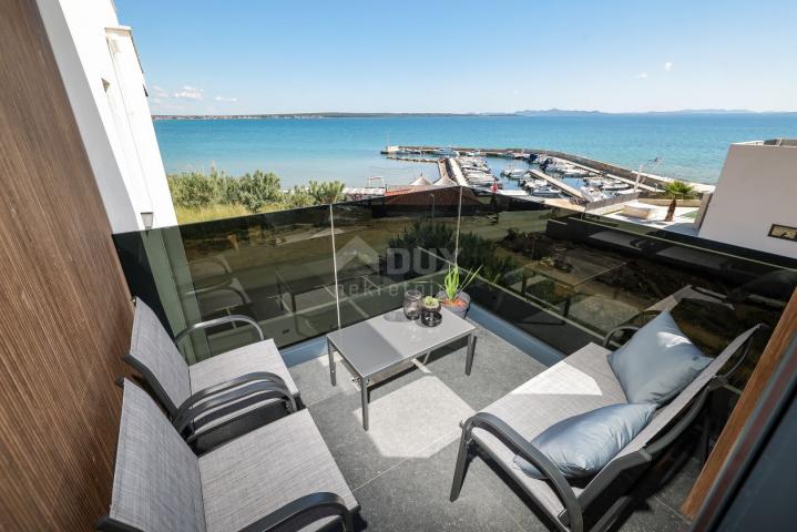 PRIVLAKA, ZADAR - Izvanredna prilika! Penthouse u 1. redu do mora