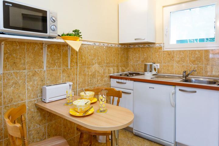 OTOK KRK, MALINSKA - Renovirana apartmanska kuća u blizini mora