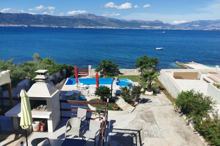 Otok Čiovo, Slatine - kuća s bazenom na plaži