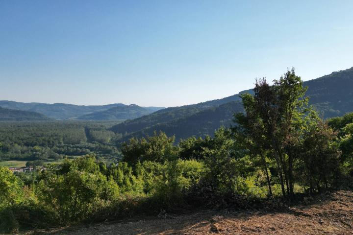 Istra, Motovun, građevinsko zemljište s pogledom na povijesne gradove 