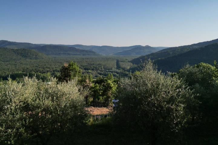 Istra, Motovun, građevinsko zemljište s pogledom na povijesne gradove 