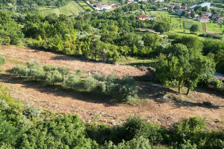 Istra, Motovun, građevinsko zemljište s pogledom na povijesne gradove 