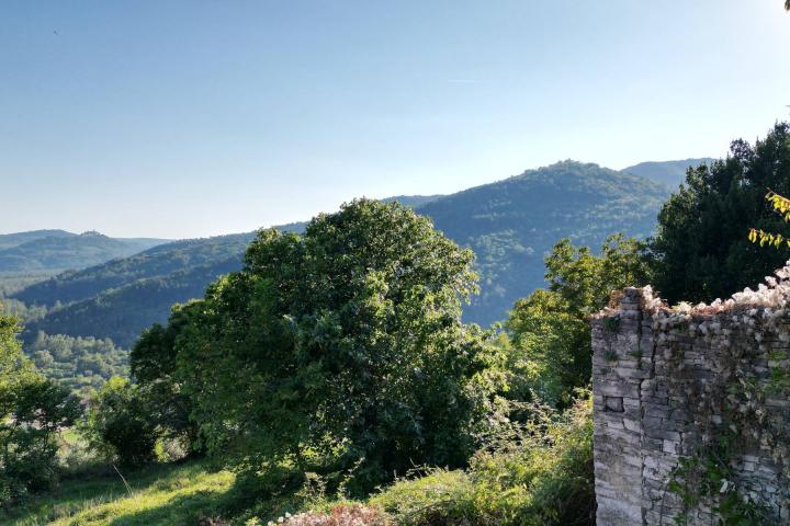 Istra, Motovun, građevinsko zemljište s pogledom na povijesne gradove 