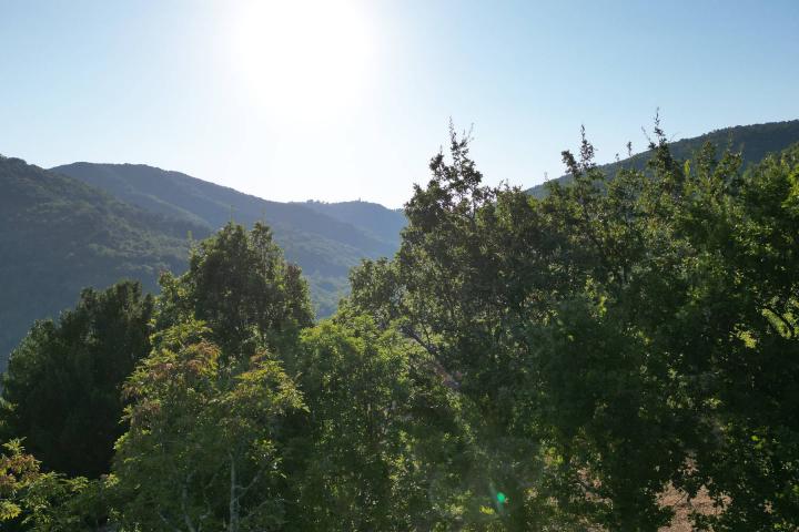 Istra, Motovun, građevinsko zemljište s pogledom na povijesne gradove 