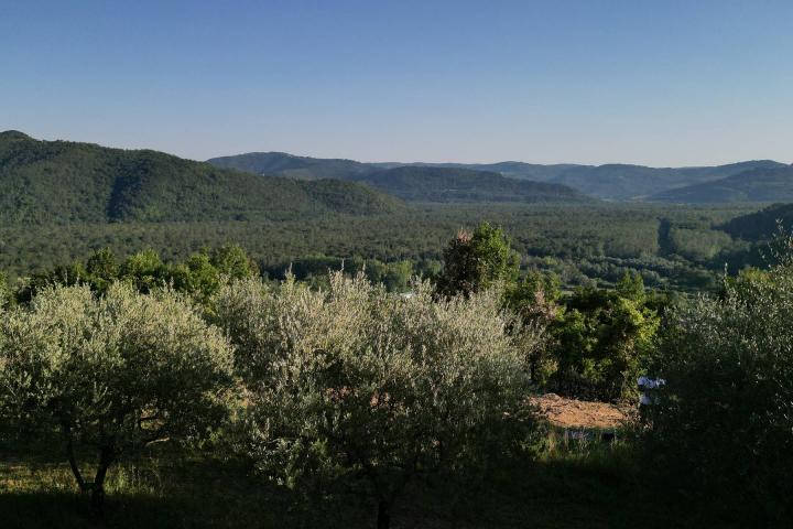 Istra, Motovun, građevinsko zemljište s pogledom na povijesne gradove 