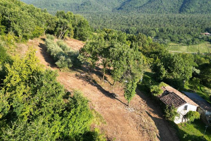 Istra, Motovun, građevinsko zemljište s pogledom na povijesne gradove 