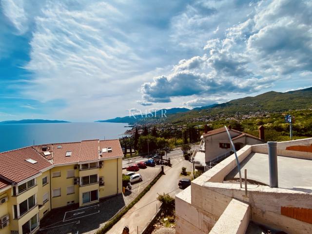 Opatija - Troetažni stan s krovnom terasom i panoramskim pogledom na more