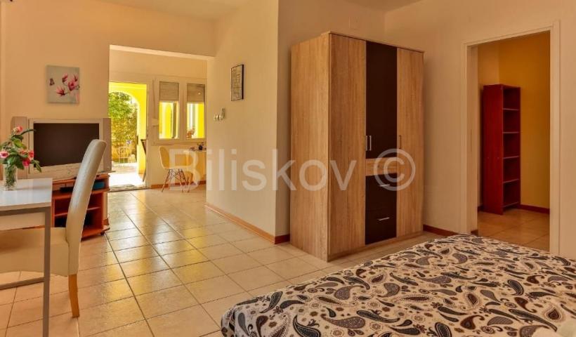 Prodaja, Medulin, vila sa bazenom, 3 uređena studio apartmana