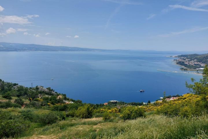 Omiš, građevinsko zemljište s pravomoćnom dozvolom