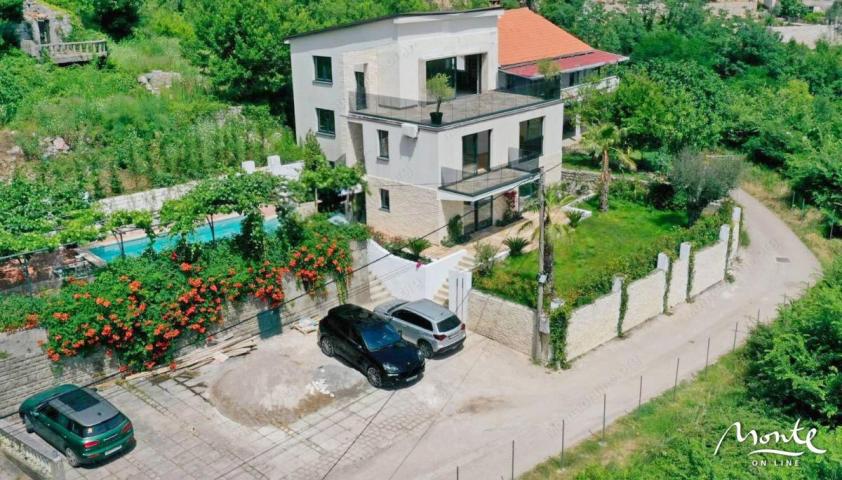 Villa La Costa u mirnom selu Markovići sa bazenom, tropskim palmama i elegantnim dizajnom