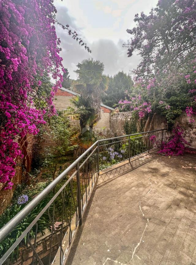 MALI LOŠINJ, CITY-Haus mit Garten im Zentrum von Lošinj. ERSTE REIHE VOM MEER