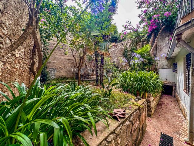 MALI LOŠINJ, CITY-Haus mit Garten im Zentrum von Lošinj. ERSTE REIHE VOM MEER