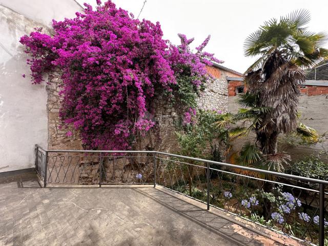 MALI LOŠINJ, CITY-Haus mit Garten im Zentrum von Lošinj. ERSTE REIHE VOM MEER