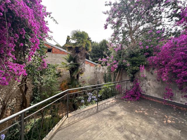 MALI LOŠINJ, CITY-Haus mit Garten im Zentrum von Lošinj. ERSTE REIHE VOM MEER