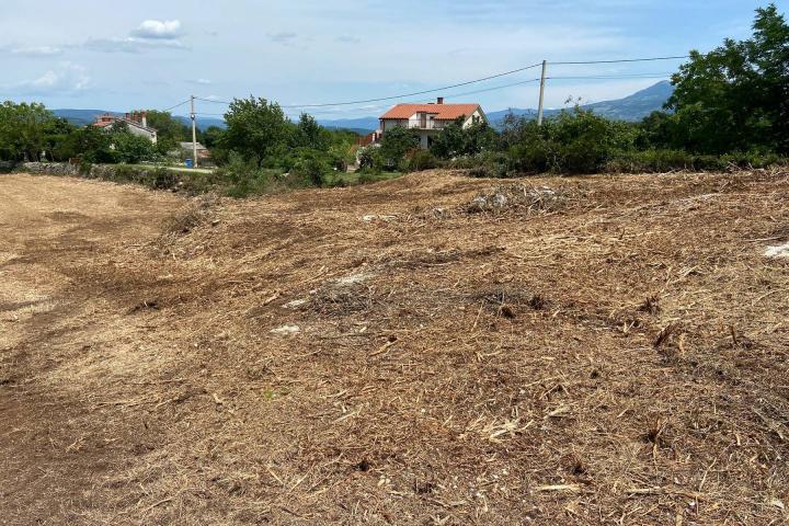 Labin, Kršan, građevinsko zemljište 875 m2 s građevinskom dozvolom  i plaćenim komunalijama