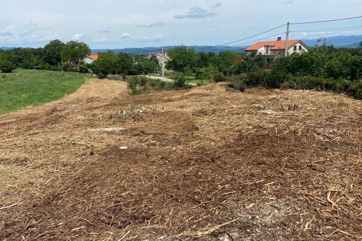 Labin, Kršan, građevinsko zemljište 875 m2 s građevinskom dozvolom  i plaćenim komunalijama