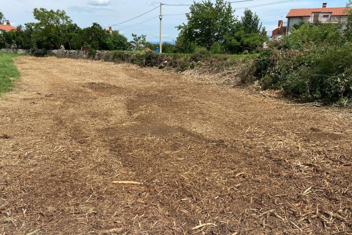 Labin, Kršan, građevinsko zemljište 875 m2 s građevinskom dozvolom  i plaćenim komunalijama