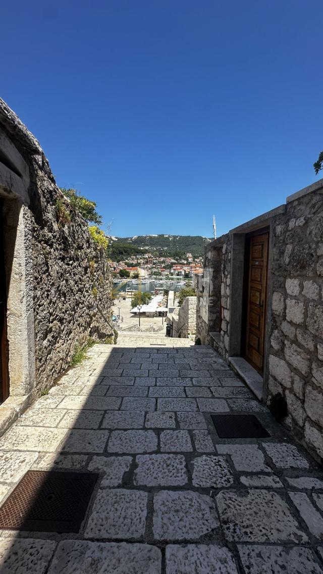 Otok Rab, grad Rab, u naravi mediteranska kućica u centru!