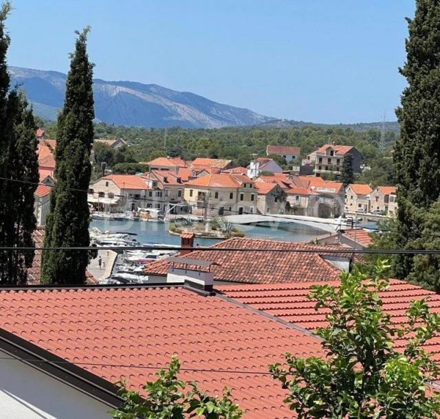 Hvar, Vrboska, kuća sa 3 stambene jedinice, 3 red od mora, bazen