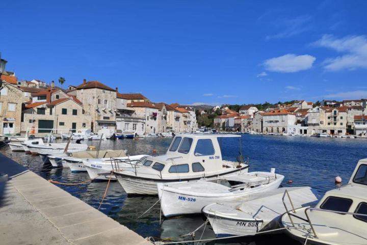 Brač, Milna, stan u tradicionalnoj kamenoj kući u centru mjesta