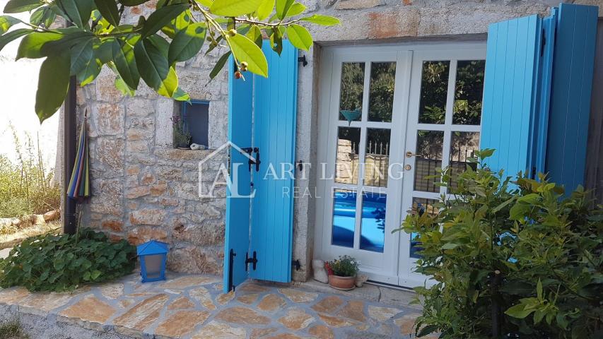 Istria, Poreč, surroundings - charming renovated autochthonous Istrian house with building land