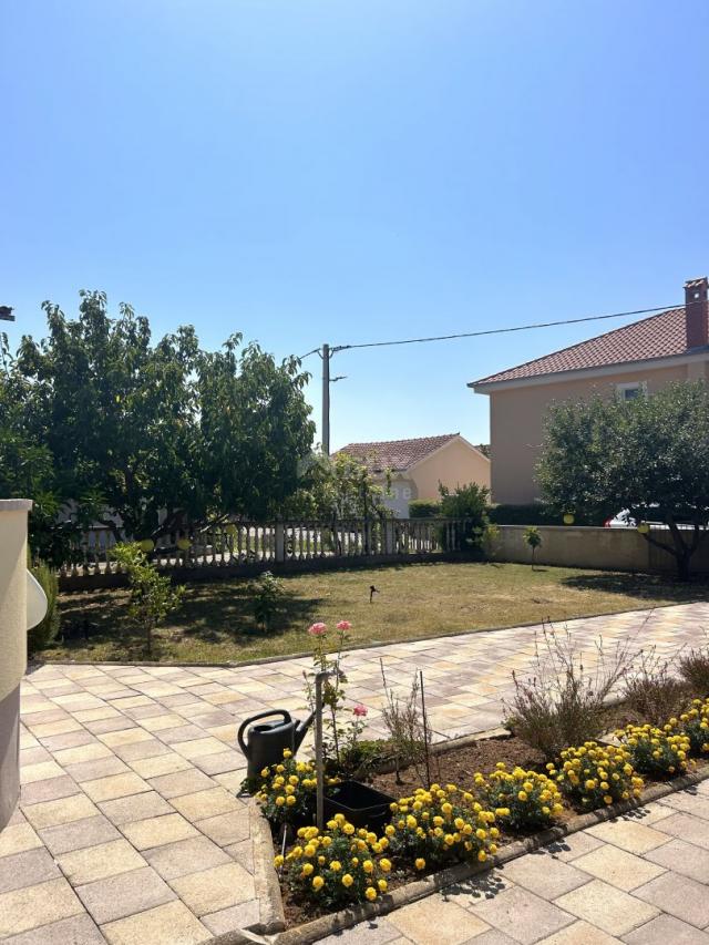 ZADAR, PRIVLAKA - A beautiful house with a large garden and an olive grove