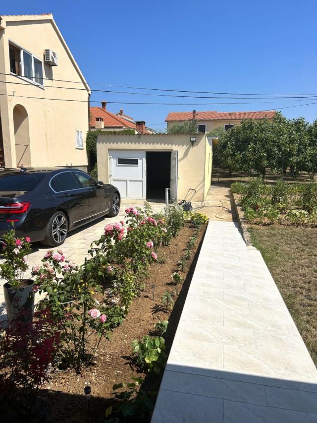 ZADAR, PRIVLAKA - A beautiful house with a large garden and an olive grove